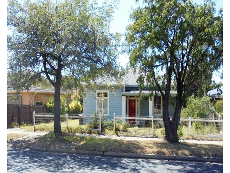 8 Exford Road, Melton South VIC 3338