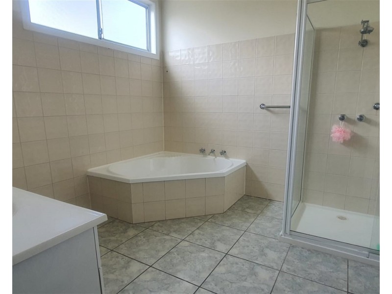 8 Exford Road, Melton South VIC 3338