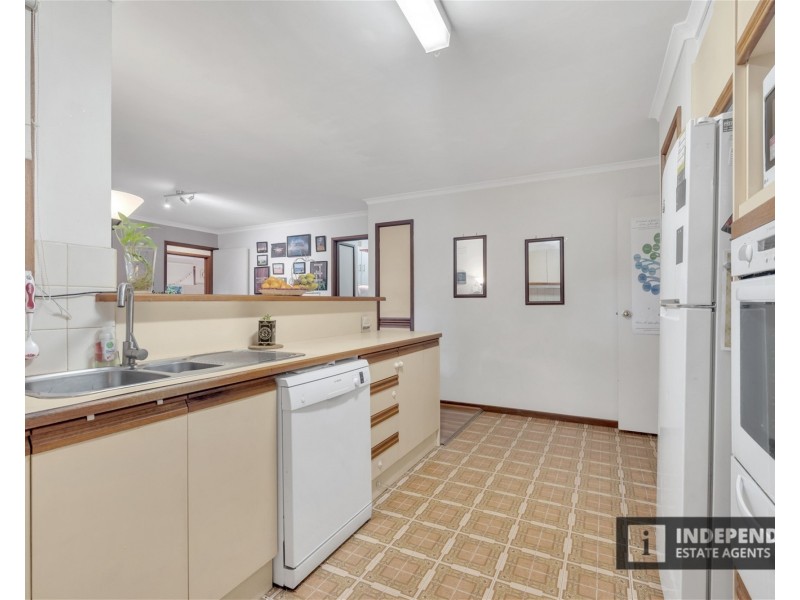 2 Cambrian Wy, Melton VIC 3337