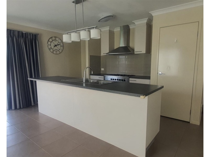 18 Hollybrook street, Melton South VIC 3338