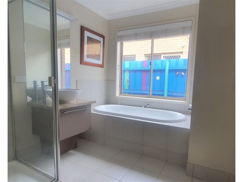 18 Hollybrook street, Melton South VIC 3338