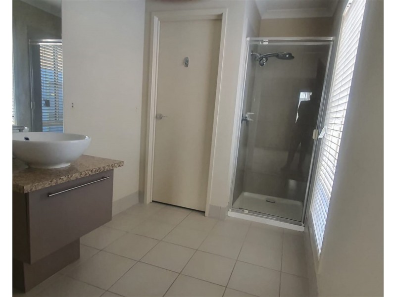 18 Hollybrook street, Melton South VIC 3338