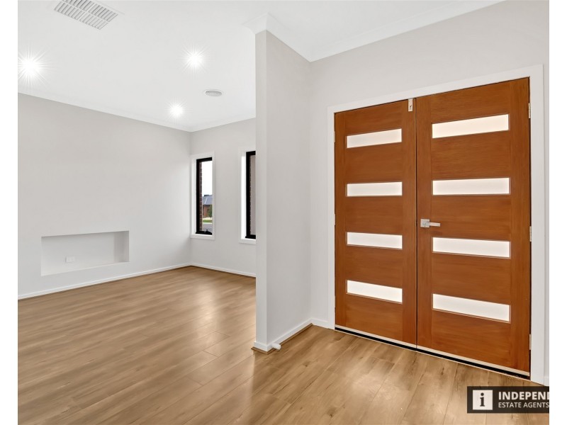 84 Toolern waters drive, Melton South VIC 3338