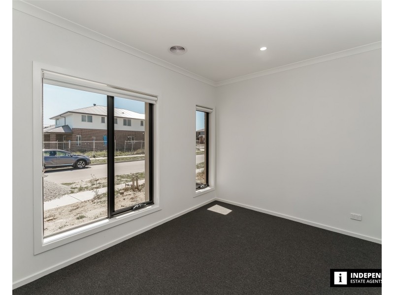3 RESPECT AVENUE, Clyde North VIC 3978