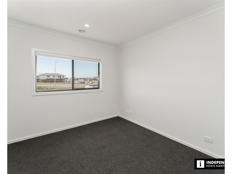 3 RESPECT AVENUE, Clyde North VIC 3978