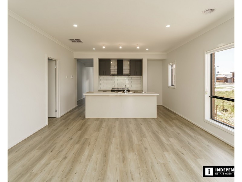 3 RESPECT AVENUE, Clyde North VIC 3978