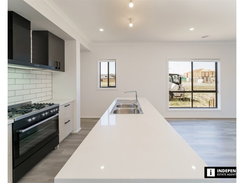 3 RESPECT AVENUE, Clyde North VIC 3978