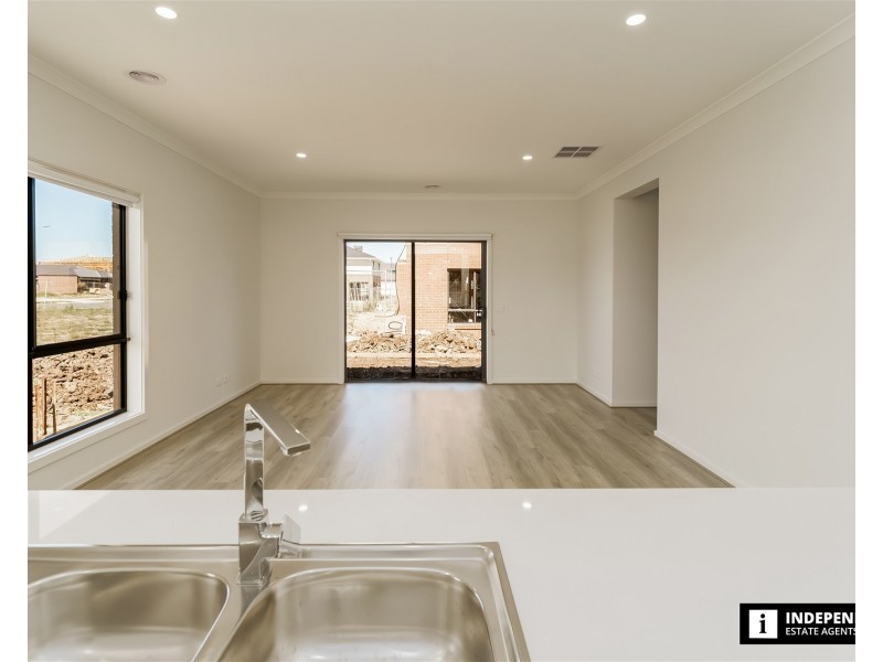 3 RESPECT AVENUE, Clyde North VIC 3978