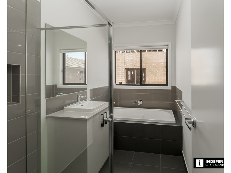 3 RESPECT AVENUE, Clyde North VIC 3978