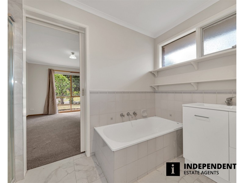 9 Dean Court, Cranbourne West VIC 3977