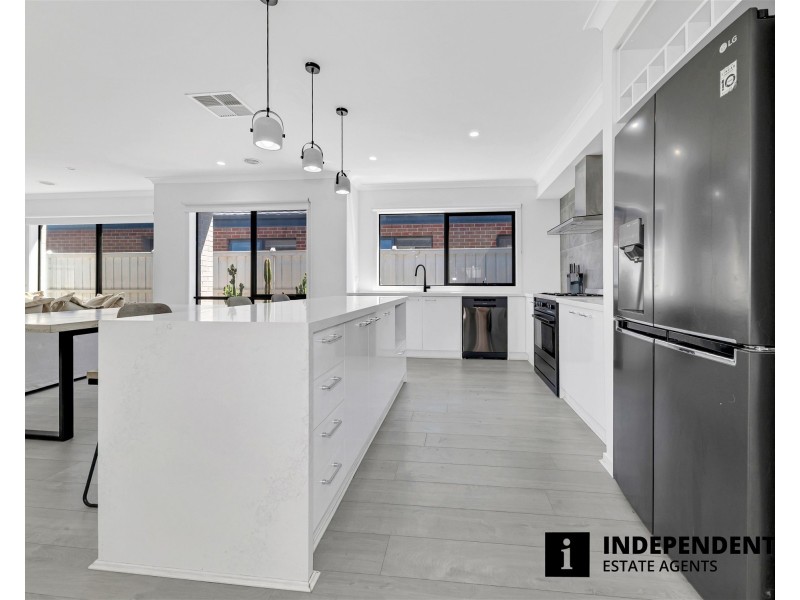 6 Seahawk Crescent, Clyde North VIC 3978