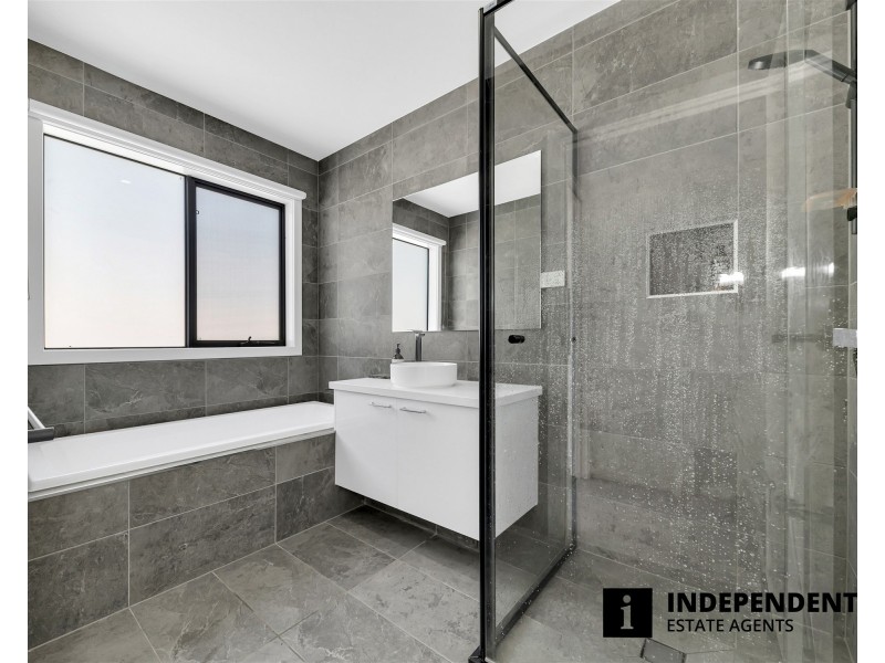 6 Seahawk Crescent, Clyde North VIC 3978