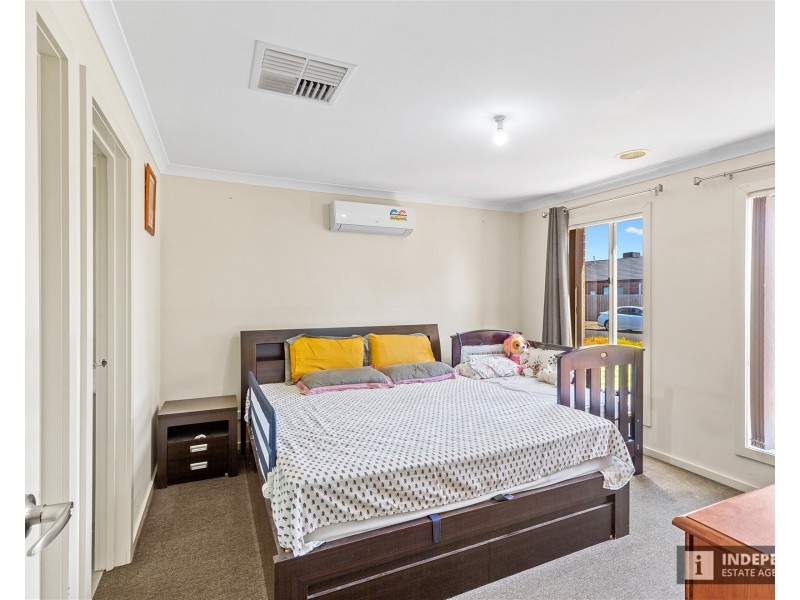 4  Mullans Street, Melton South VIC 3338
