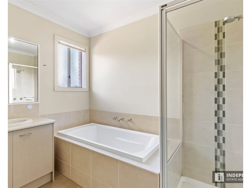 4  Mullans Street, Melton South VIC 3338