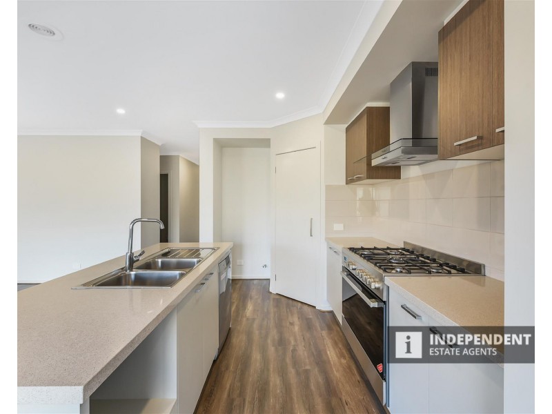 13 Tarnbeck Circuit, Clyde North VIC 3978