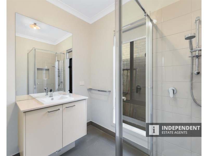 13 Tarnbeck Circuit, Clyde North VIC 3978