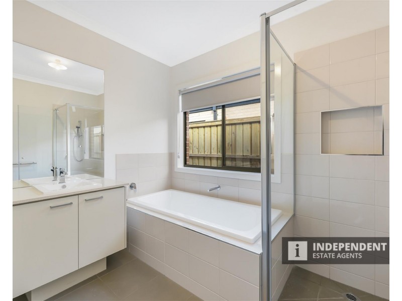 13 Tarnbeck Circuit, Clyde North VIC 3978