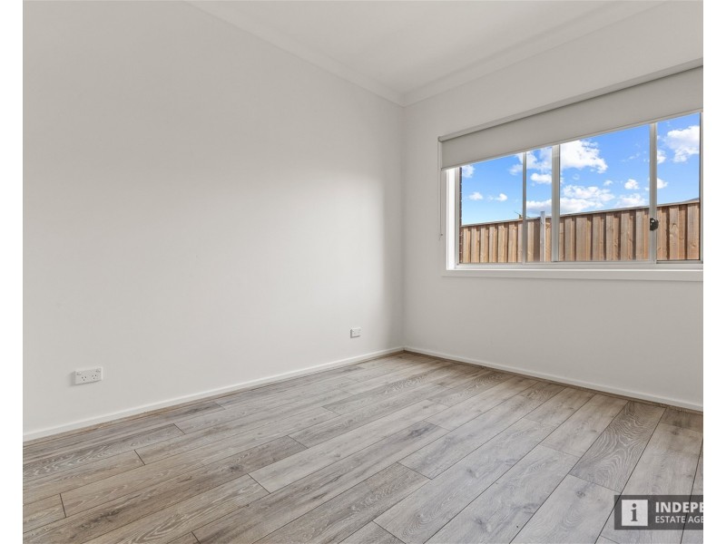 16 Metroon Dr, Melton South VIC 3338