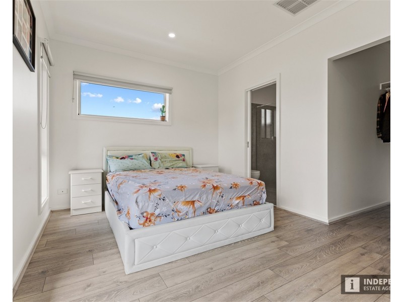 16 Metroon Dr, Melton South VIC 3338