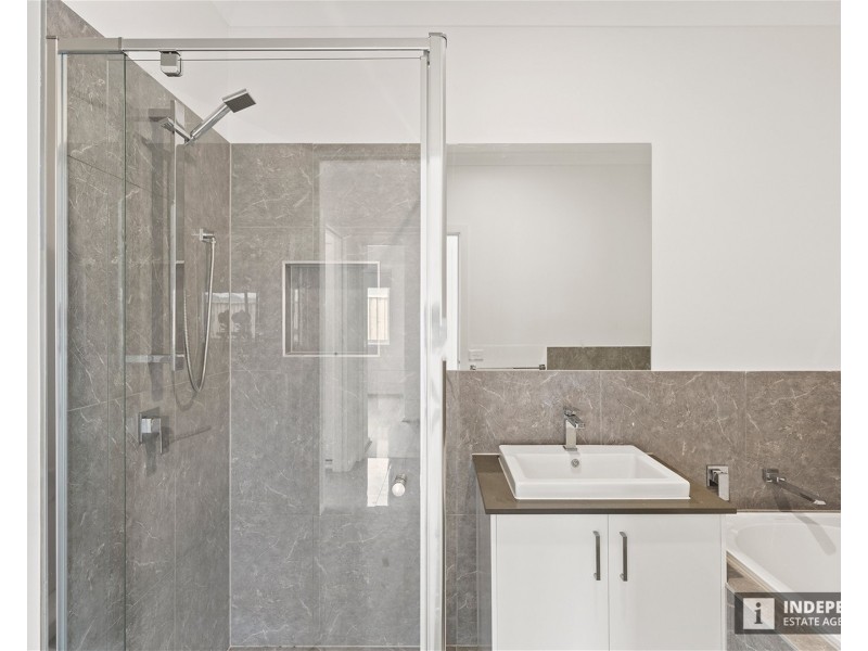 16 Metroon Dr, Melton South VIC 3338