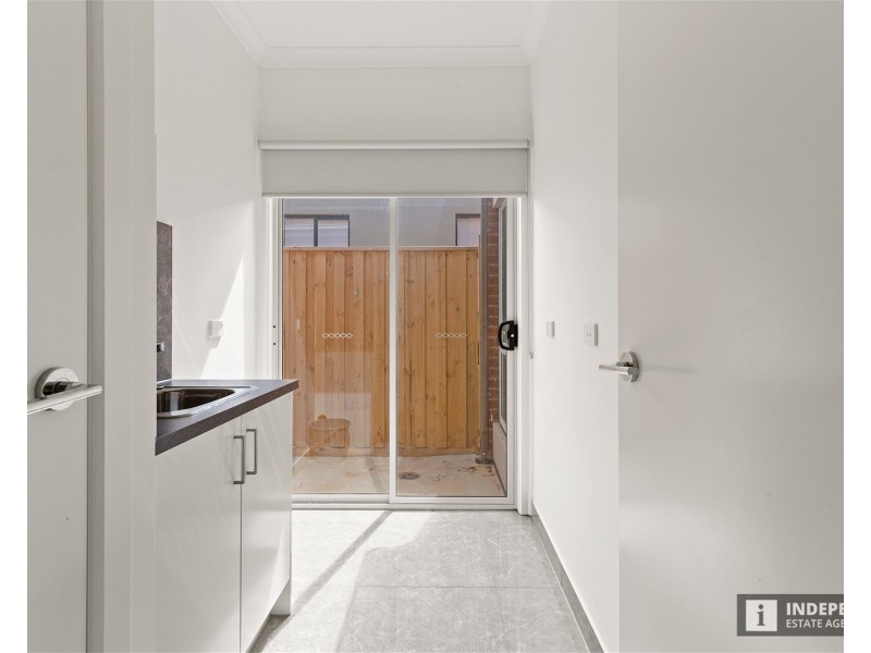 16 Metroon Dr, Melton South VIC 3338