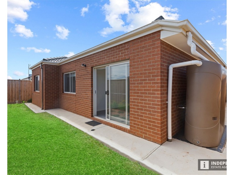 16 Metroon Dr, Melton South VIC 3338