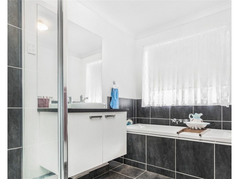 42 Mapleton Boulevard, Melton South VIC 3338