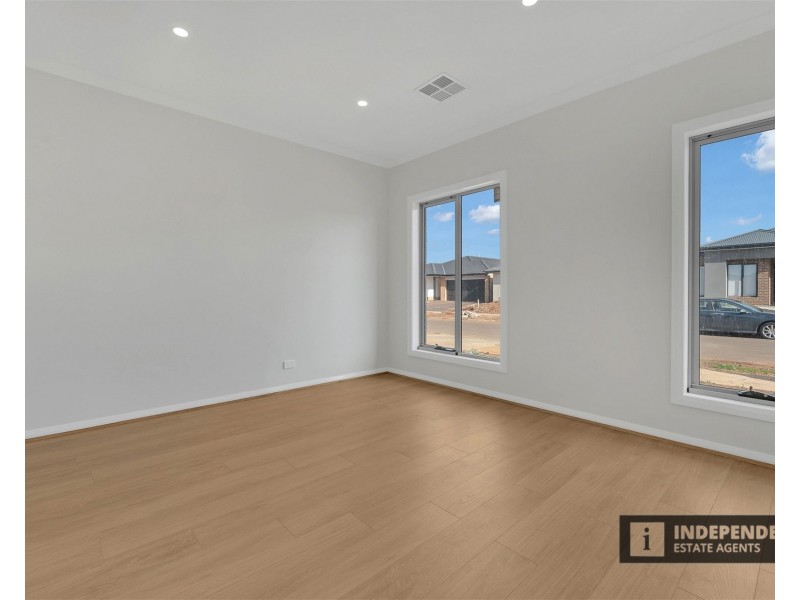 42 Hawkestone Street, Melton South VIC 3338