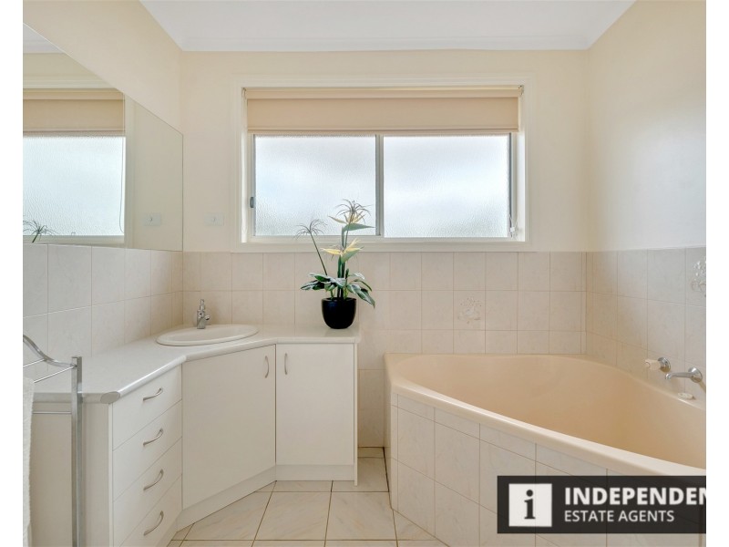 5 Greenstead amble, Kurunjang VIC 3337