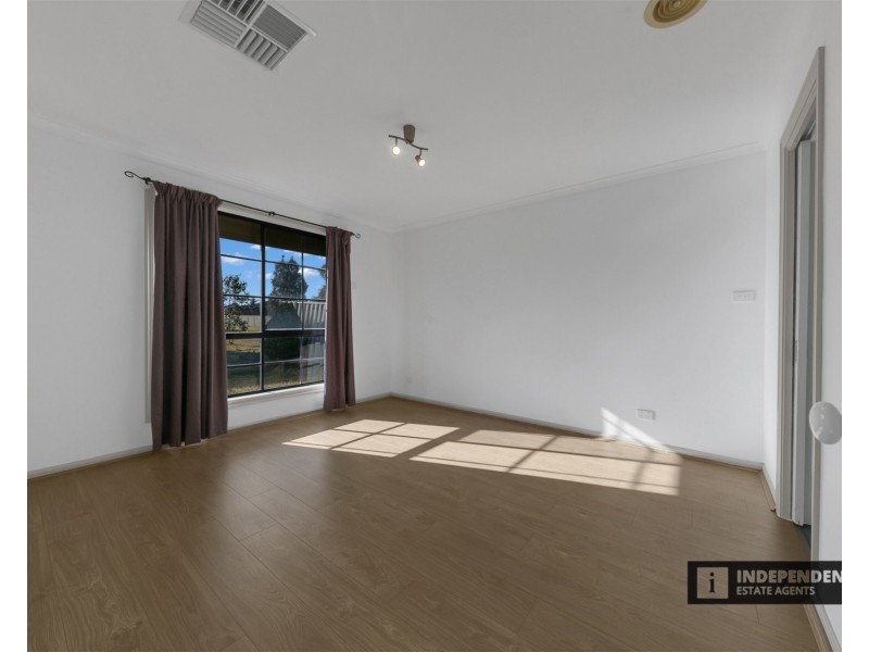 5 Gongurra Bowl, Harkness VIC 3337