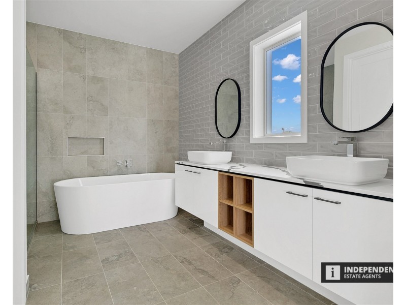 27  Wills Road, Melton South VIC 3338