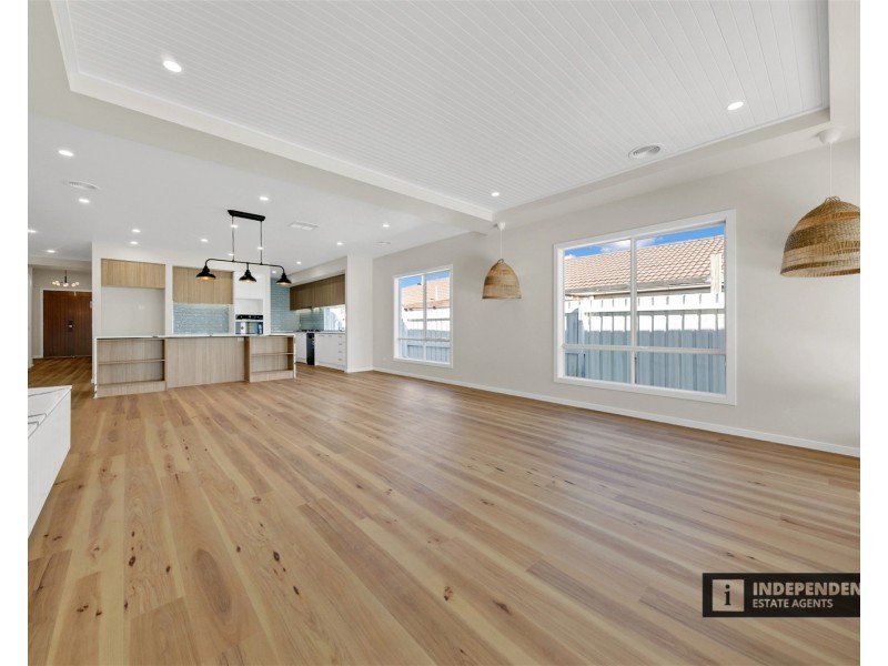 27  Wills Road, Melton South VIC 3338