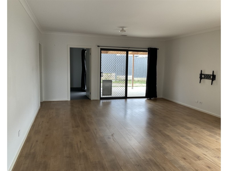 44 Applejack Boulevard, Clyde VIC 3978