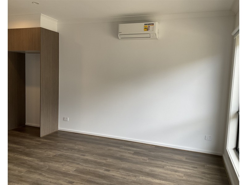 32 Myrtle Walk, Cranbourne West VIC 3977