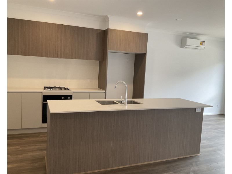 32 Myrtle Walk, Cranbourne West VIC 3977