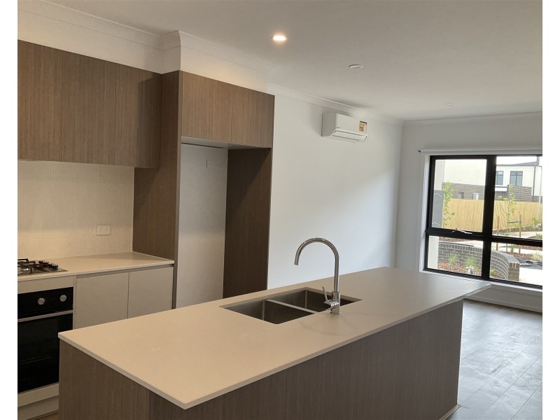 32 Myrtle Walk, Cranbourne West VIC 3977