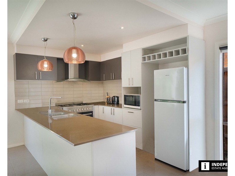 19  Old Bridge Boulevard, Melton South VIC 3338