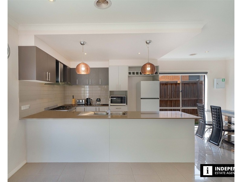 19  Old Bridge Boulevard, Melton South VIC 3338