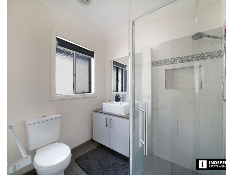 19  Old Bridge Boulevard, Melton South VIC 3338