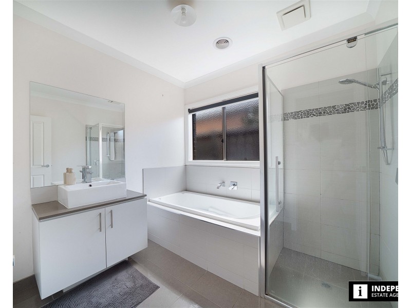 19  Old Bridge Boulevard, Melton South VIC 3338