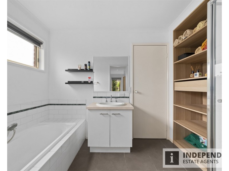 1 Oakwood Drive, Carrum Downs VIC 3201