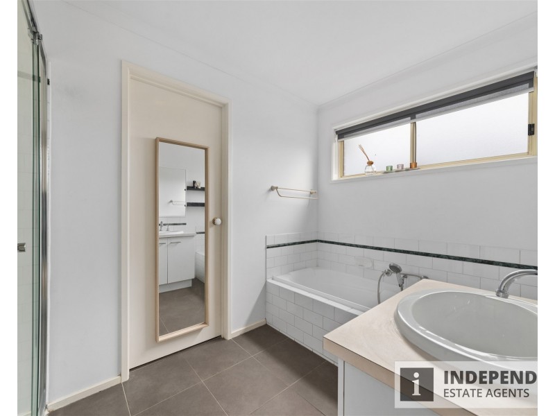 1 Oakwood Drive, Carrum Downs VIC 3201