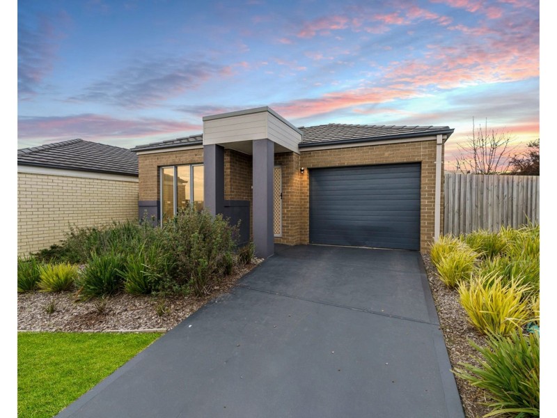 15 Denistoun Crescent, Cranbourne VIC 3977
