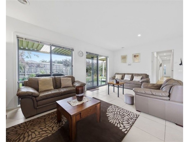 15 Denistoun Crescent, Cranbourne VIC 3977
