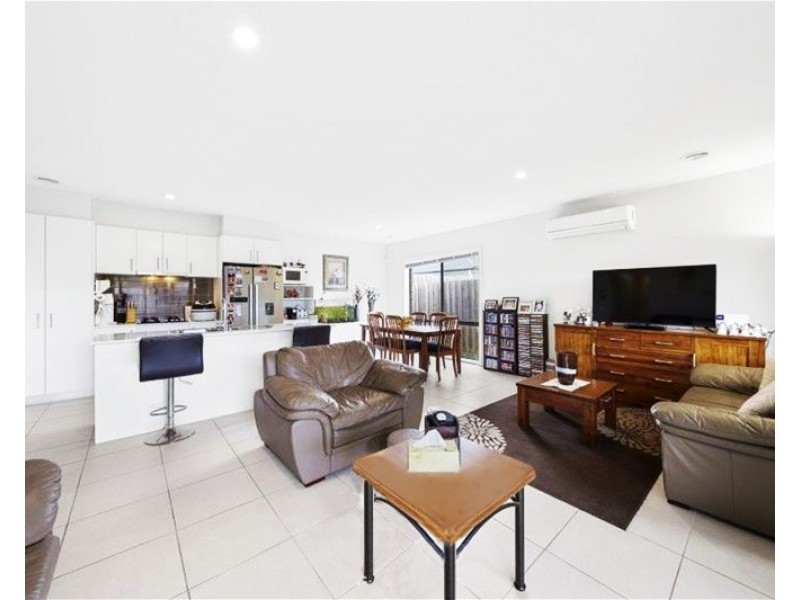 15 Denistoun Crescent, Cranbourne VIC 3977