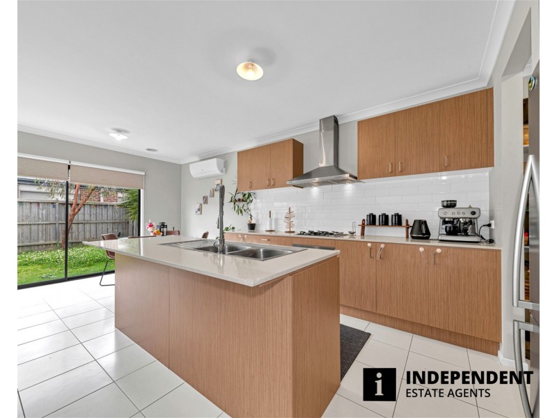 33 Grandvista Crescent, Cranbourne West VIC 3977