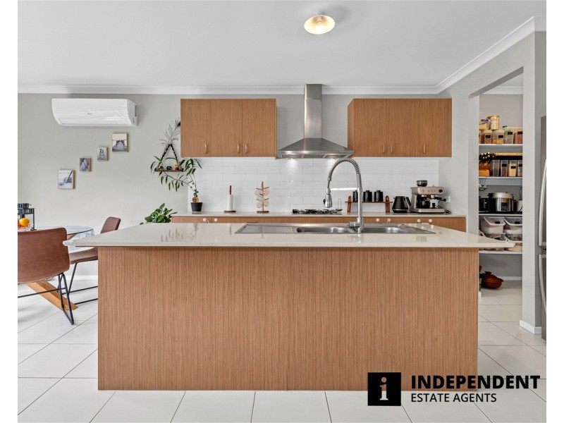 33 Grandvista Crescent, Cranbourne West VIC 3977