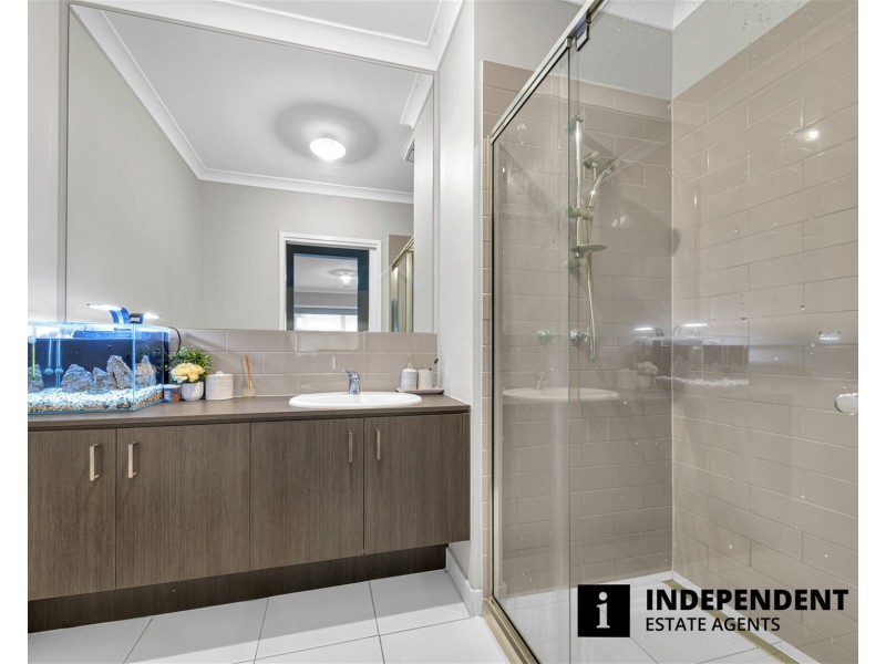 33 Grandvista Crescent, Cranbourne West VIC 3977