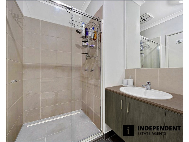 33 Grandvista Crescent, Cranbourne West VIC 3977