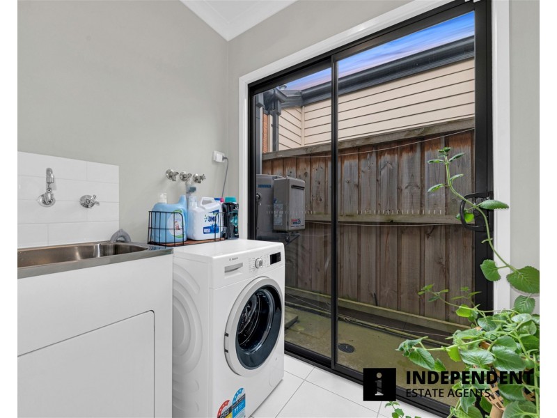 33 Grandvista Crescent, Cranbourne West VIC 3977